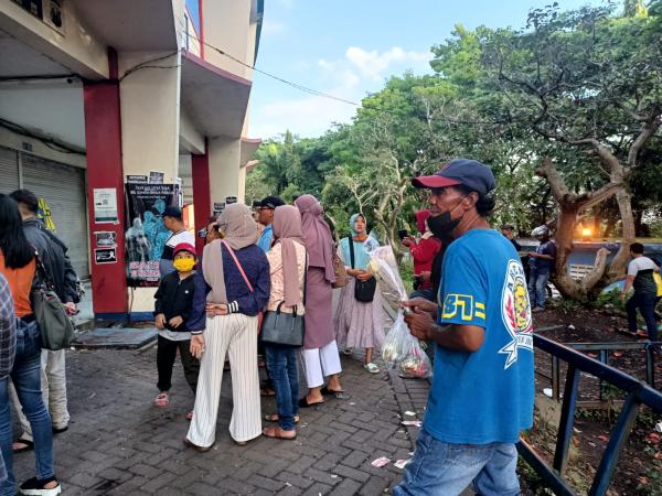 Tambah penghasilan, warga dagang bunga di Stadion Kanjuruhan