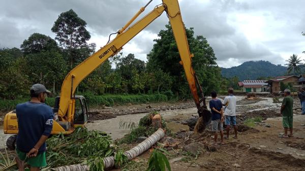 Dinas PUPR Turunkan Alat Berat Bersihkan Material Sisa Banjir Bandang di Sungai Desa Riso
