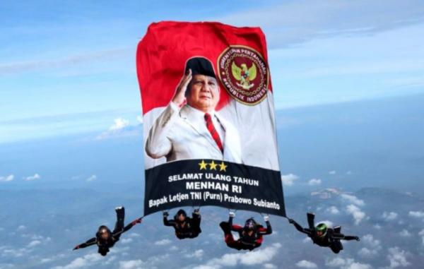 Prabowo Subianto Ulang Tahun, Kopassus Ucapkan Selamat dengan Terjun Payung