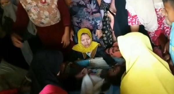 Setibanya Jenazah Naura yang Tenggelam di Pasuruan,  Disambut Tangis Keluarga