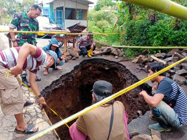 Polsek Jamanis Sinergi dengan TNI Gotong Royong Bersama Warga Perbaiki Jalan Desa yang Amblas