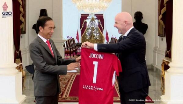 Presiden FIFA Beri Bola dan Jersey Kepada Jokowi