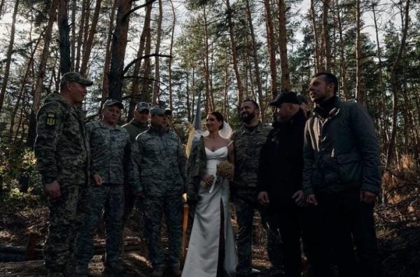 Sniper Wanita Kiev Menikah di Garis Depan Peperangan