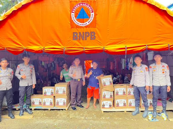 Polda Sulbar Salurkan Bantuan Sembako Bagi Korban Banjir Kalukku