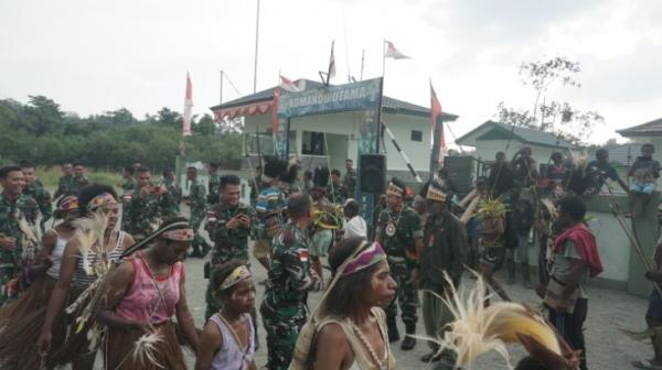 Cinta Suku Pedalaman Keerom Papua terhadap Prajurit Elit Kalajengking TNI, Buat Kejutan Bahagia