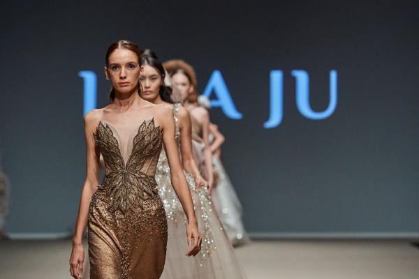Terinspirasi Metamorfosis Kupu-kupu, Lisa Ju Debut di Arab Fashion Week 2022/2023