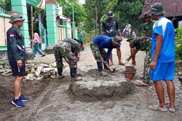 Marinir dan Warga Bojonegoro Gotong Royong Renovasi Gedung SD