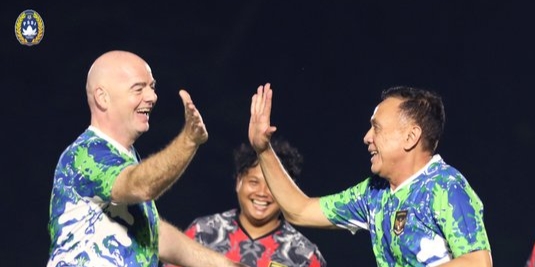 Warganet Geram Ketum PSSI Fun Football Bareng Ketua FIFA