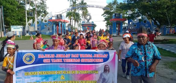 Songsong HUT ke 5, Jemaat GKI Tasik Tiberias Siwindores Waisai Gelar Karnaval Diwarnai Busana Adat