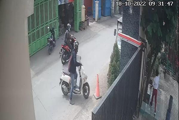 Bikin Resah, Aksi Curanmor Terekam CCTV di Depan Gerbang SDN 2 Grinting