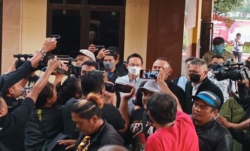 Tiba di Polda Jatim  Ketum PSSI Iwan Bule Bungkam Ditanya  Soal Tragedi Kanjuruhan