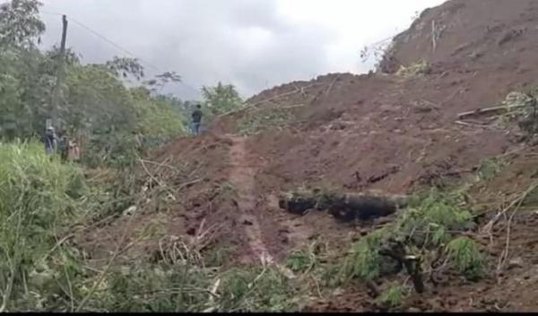 Longsor Tebing 30 Meter Tutup Jalan, Jalan Penghubung Antarkecamatan Lumpuh Total