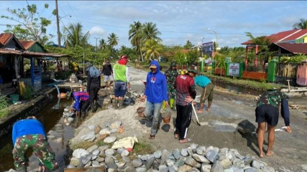 Sukseskan TMMD Ke-115, Anggota Kodim 1403 Palopo Bersama Warga Gotong Royong