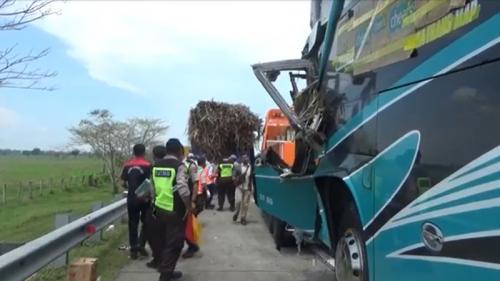 Bus Pariwisata Tabrak Tiga Truk yang sedang Parkir di Tol Jombang, 1 Orang Tewas dan 9 Kritis