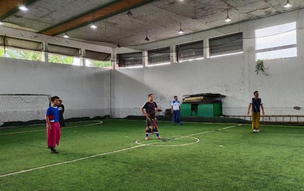 Peringati Hari Santri Nasional, Wartawan Probolinggo Main Futsal Dengan Mengenakan Sarung
