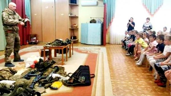 Waduh! Anak TK di Rusia Diajari Pakai  Senjata AK 47 dan Granat