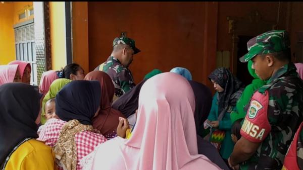 Sediakan Sembako Murah, TNI Gelar Gebrak Pasar di Sukaresmi