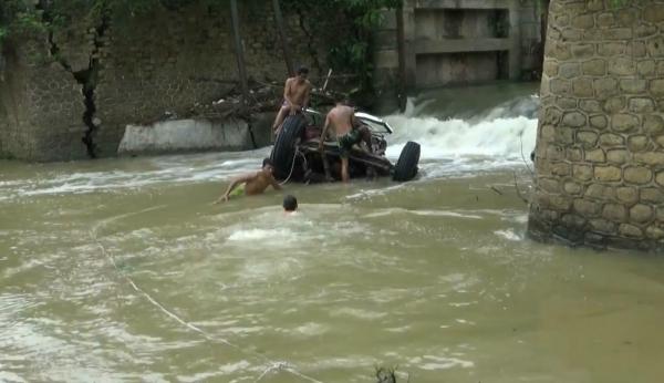 Pecah Ban, Truk Tronton Mixer Oleng dan Terjun ke Sungai, 1 Tewas 2 Masih Dalam Pencarian