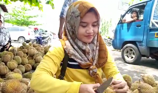 Viral..! Ini Dia Tips Memilih Buah Durian yang Enak ala Si Bakul Cantik