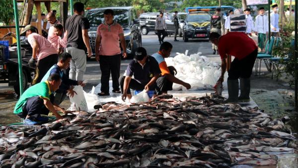 Peringatan Hari Santri Nasional Bersama Bupati Sukoharjo, PPMI Assalaam Bagikan 9,2 Ton Ikan Patin