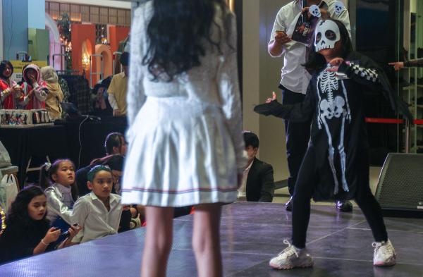 Momen Aksi Anak dan Remaja di Palembang pada Lomba Dance Halloween