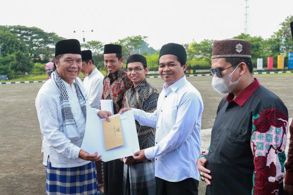 Momen Hari Santri, Pj Gubernur Al Muktabar Berikan Kadeudeuh Kepada Kafilah Provinsi Banten Pada MTQ