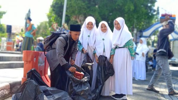 Hari Santri Nasional Ribuan Santri Gelar Aksi Bersih Bersih 