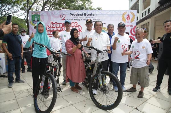 Pj Gubernur Al Muktabar Serahkan Hadiah Utama Jalan Sehat HUT Ke-22 Provinsi Banten