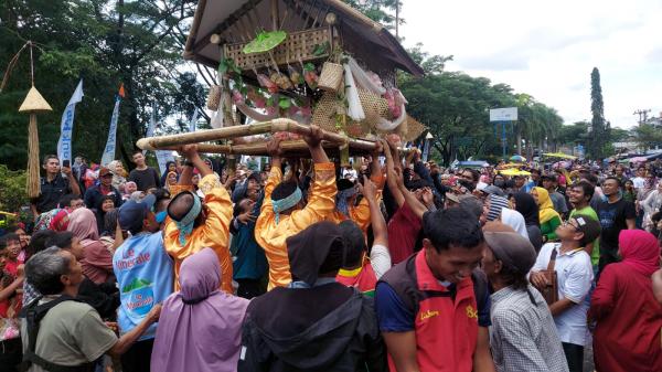 Warga Rebutan Isi Jampana Hut Ke-21 Kota Tasikmalaya