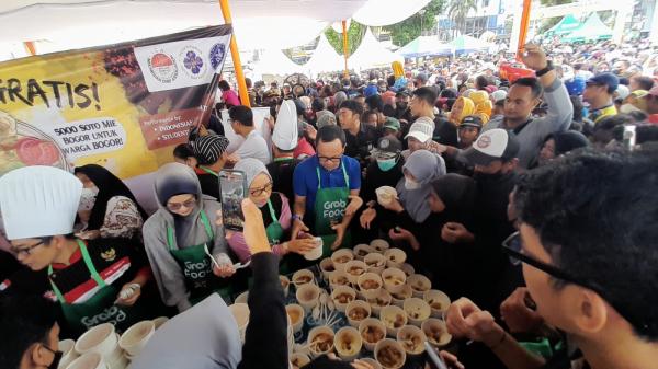 Ribuan Warga Antri 5.000 Porsi Soto Mie Gratis 'Bogor Breakfast Festival' di Alun-Alun Kota Bogor