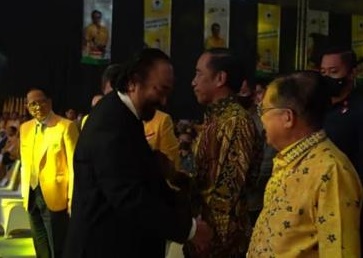 Hadiri HUT ke-58 Partai Golkar, Jokowi Enggan Dipeluk Surya Paloh, Kenapa?
