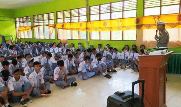 Satlantas Polres Tator Sosialisasi Undang-undang Tatacara Berlalulintas di SMA 9 Tana Toraja