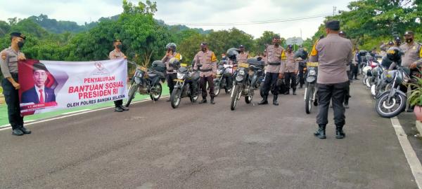 Polres Bangka Selatan Lanjutkan Penyaluran Bansos Presiden Jokowi ke Warga Kurang Mampu