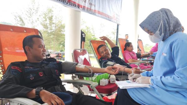 Sambut HUT ke-77, Korp Brimob Polda Babel Gelar Bakti Kesehatan Donor Darah