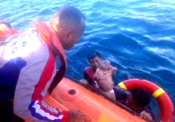 Berlangsung Dramatis, Tim SAR Evakuasi Bayi Selamat Dari Korban Kapal Cantika Express Terbakar