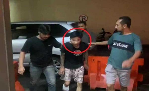 Terpincang-Pincang, Ini Dia Tampang Rizal Pelaku Penusukan Bocah Ngaji di Bandung