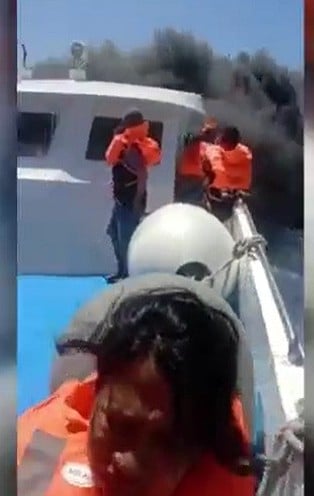 Terekam Detik-Detik Kapal Cantika 77 Terbakar di Laut, Penumpang Teriak Minta Tolong