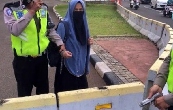 Perempuan Bercadar Bersenjata Rakitan Berupaya Terobos Istana Presiden
