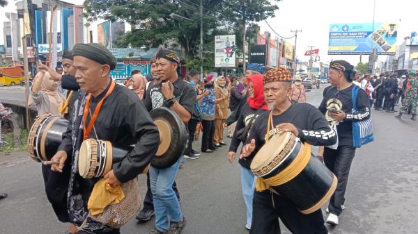 Tampilkan Alat Musik Angklung dalam Pawai Budaya, Kontingen Banten Hipnotis Warga Jayapura