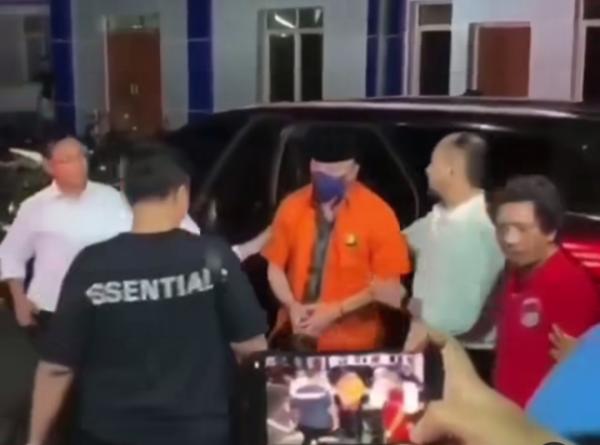 Berpeci Hitam dan Tangan Terborgol, Irjen Teddy Minahasa Resmi Ditahan di Rutan Polda Metro Jaya