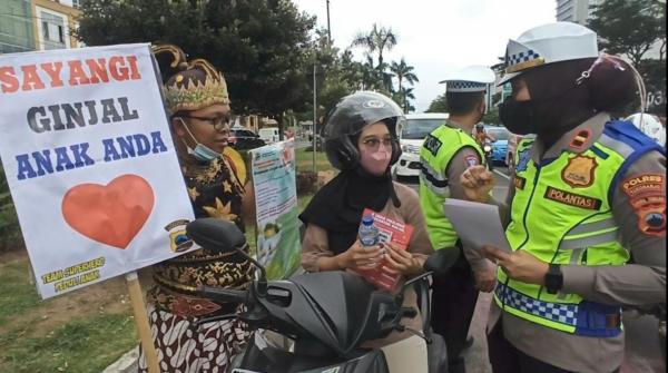 Cara Polres Sukoharjo Kampanye Peduli Kesehatan Ginjal, Ajak Gatotkaca Turun ke Jalan