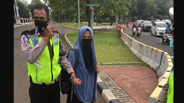 Bersenjata Pistol FN, Perempuan Bercadar Coba Terobos Istana Negara