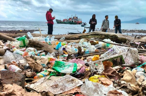 Parah, Kota Ternate Banjir Sampah Botol Plastik