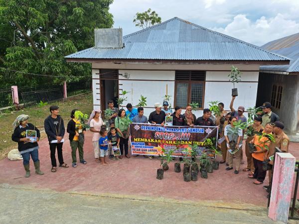 Beri Bibit Tanaman, Formasi Edukasi Masyarakat Untuk Mencegah Karhutla di Samosir