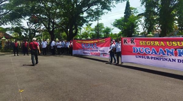 Projo Gerudug Kantor DPRD Kabupaten Tegal, Desak Pimpinan Dewan Mundur