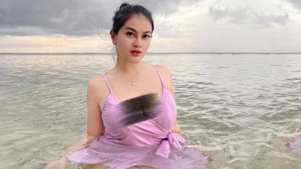 Gaya Seksi Gita Youbi Pakai Baju Dinas Saat Berendam di Laut yang Bening, Netizen Kepoin Bagian Ini