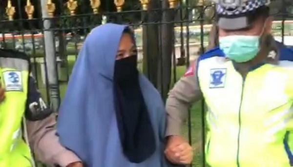 Penampakan Perempuan Bercadar Bawa Senpi Coba Terobos ke Istana Presiden