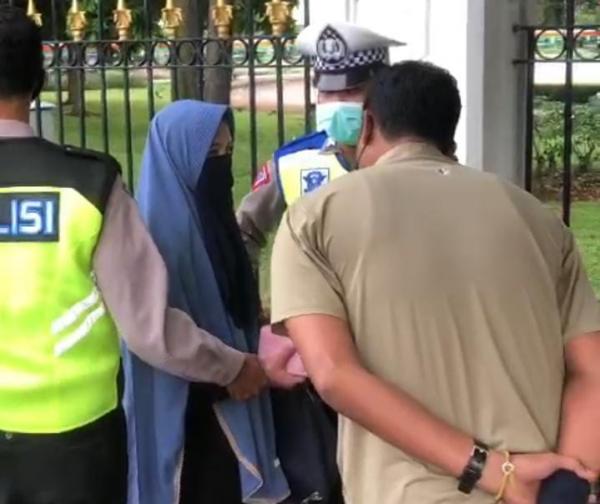 Coba Terobos Istana Presiden, Perempuan Bercadar Bawa Senjata Api Ditangkap Polisi