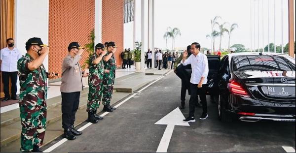 Perempuan Bercadar Terobos Pengamanan Istana, Presiden Jokowi Ternyata Sudah di Bandara Halim PK