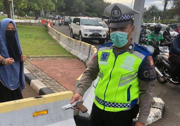 BREAKING NEWS ! Bawa Senjata Api Coba Menerobos Istana Presiden, Perempuan Bercadar Dibekuk Polisi